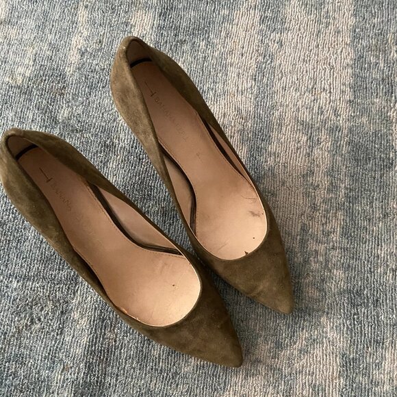 Banana Republic Olive Green Suede Heels 4 in heels sz 8 M - Picture 5 of 9